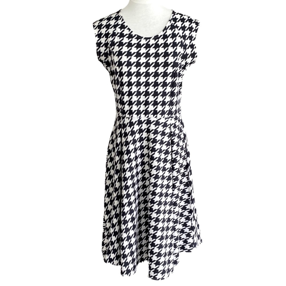 Marisa fit and flare stretchy houndstooth lightweight dress. Women’s size M